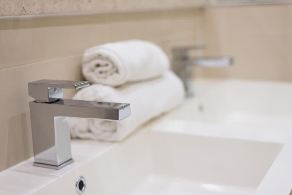Self Catering , City Centre Apartment With Parking EDI Buitenkant foto