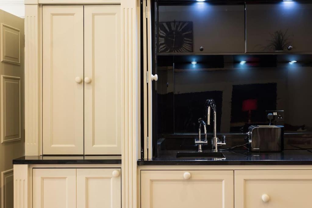 Self Catering , City Centre Apartment With Parking EDI Buitenkant foto
